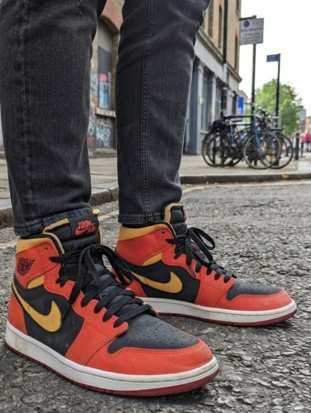 Air Jordan 1 Zoom CMFT (Chili Red, Black & White) 8.5M